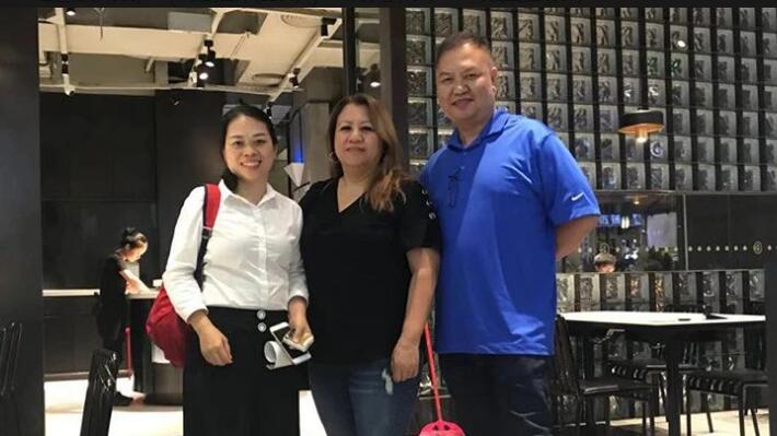 皮秒激光切割機(jī)客戶合影.jpg 皮秒激光切割機(jī)客戶合影.jpg