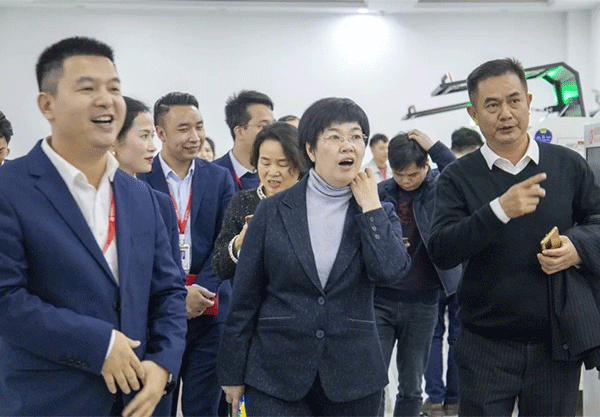 福建省長(zhǎng)汀縣呂莉縣長(zhǎng)一行蒞臨超越激光視察指導(dǎo)-14.png 福建省長(zhǎng)汀縣呂莉縣長(zhǎng)一行蒞臨超越激光視察指導(dǎo)-14.png